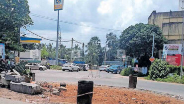 അരിവാൾ ചുറ്റിക നക്ഷത്രവും, ഇന്ദിര-രാജീവ് സ്തൂപവും ഔട്ട്; രാഷ്ട്രീയ പാർട്ടികളുടെ സ്തൂപകങ്ങൾ പൊളിച്ച് സംസ്ഥാന പാത നവീകരണം