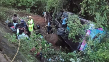 തമിഴ്‌നാട്ടിലെ മരപ്പാലത്ത് ബസ് കൊക്കയിലേക്ക് മറിഞ്ഞ് എട്ട് വിനോദസഞ്ചാരികൾ മരിച്ചു