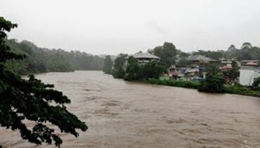 മലവെള്ളപാച്ചിലില്‍ മുങ്ങി മുണ്ടക്കയവും കാഞ്ഞിരപ്പള്ളിയും; ഉരുള്‍ പൊട്ടിയെന്നും സംശയം