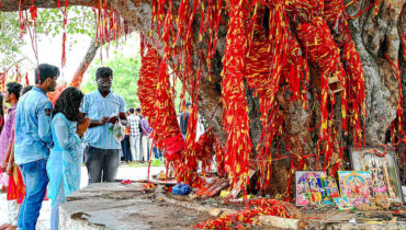 ട്രംപിൻ്റെ മനസ്സ് മാറുമോ? യുഎസിലേക്ക് ചേക്കാറാൻ കൊതിക്കുന്ന ഇന്ത്യക്കാർ കടുത്ത പ്രാർഥനയിലും വ്രതത്തിലും