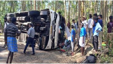 മൂന്നാറിനെ നടുക്കി കോളേജ് വിദ്യാർഥികളുടെ ടൂറിസ്‌റ്റ് ബസ് മറിഞ്ഞ് അപകടം; രണ്ട് വിദ്യാർഥികൾക്ക് ദാരുണാന്ത്യം